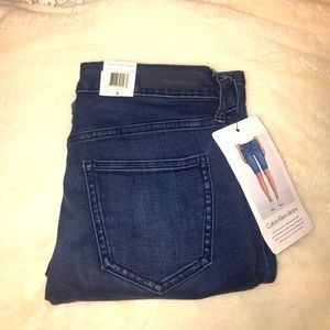 Brand new Calvin Klein city short. Size4 🩳